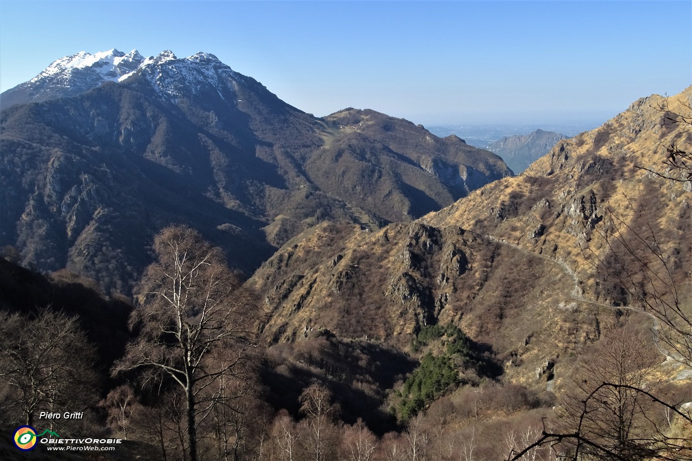 41 Vista sulla Valle Medde con vista in Resegone e sulla strada per Morterone.JPG